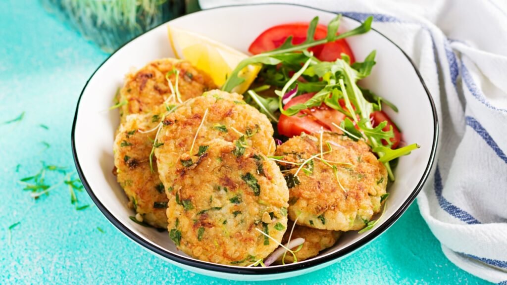 Homemade fish croquette with white fish, bulgur, spinach and breadcrumbs. Fritters from minced cod. Delicious and nutritious lunch or dinner.
